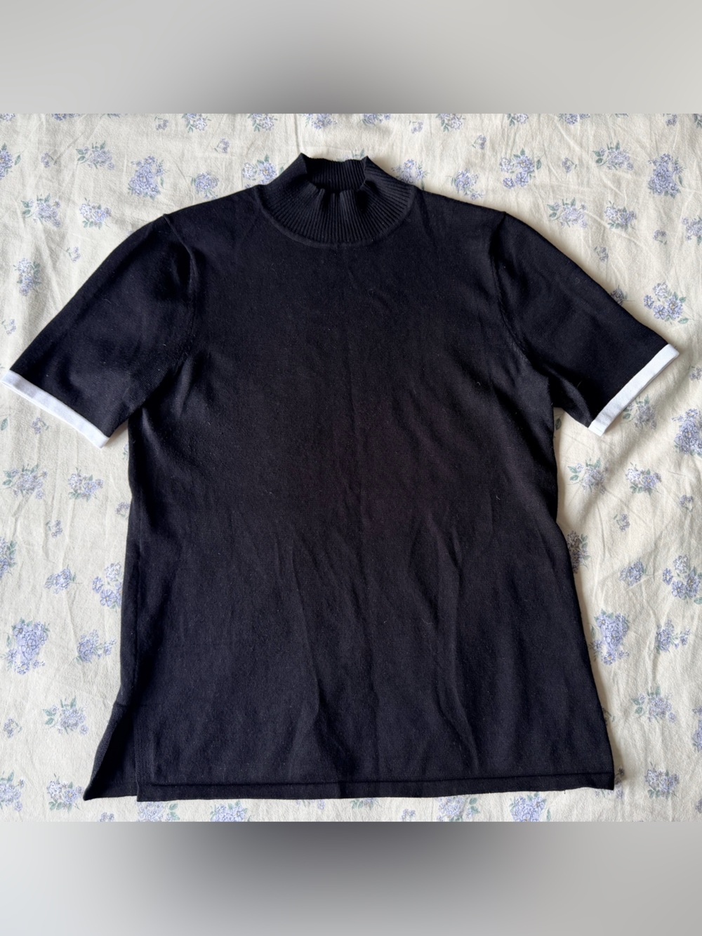 Cable & Gauge Black Turtleneck Short-Sleeve Sweater with White Trim